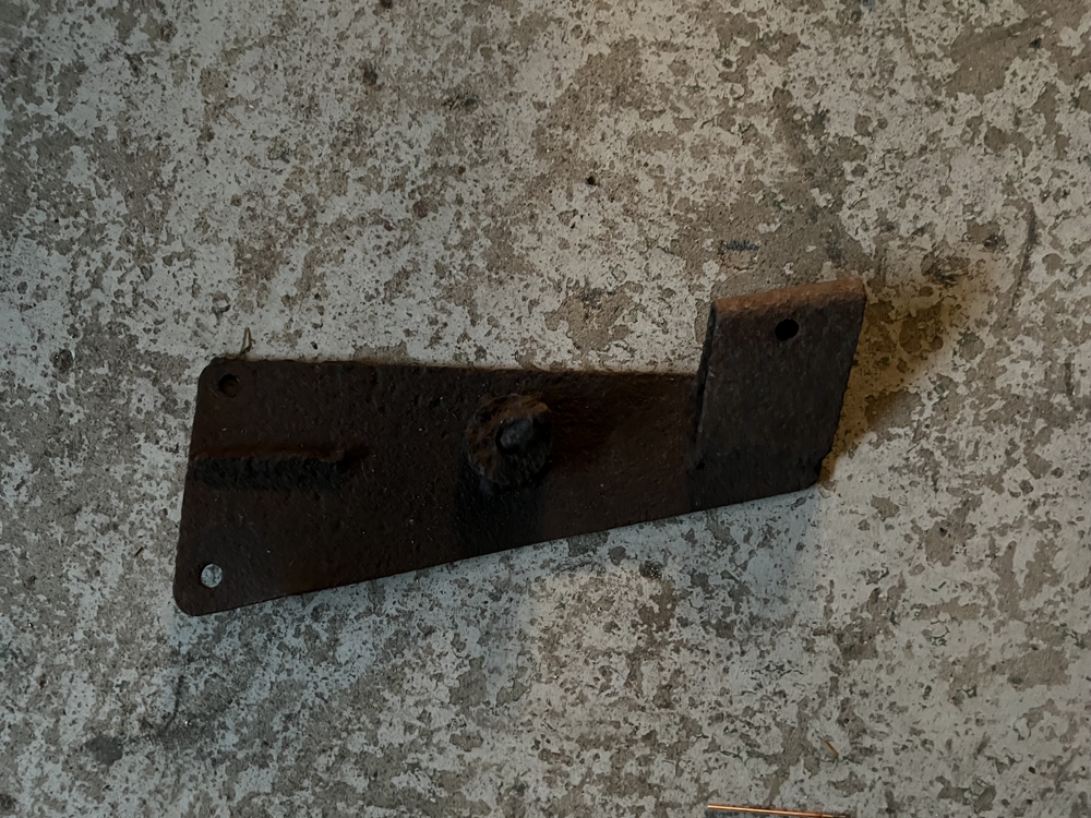 Sd.Kfz.223 3.Serie front fenders, frame antenna mounts nearly completed, original front mount found, Jagdpanther antenna mount discovery.. 1 IMG 6144 002resized